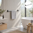 Toallero negro de barra de 60 cm instalado en un baño contemporáneo
