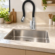 Llave sencilla escualizable de pared en ABS negro instalada en cocina clara