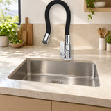 Llave sencilla escualizable de pared en ABS negro instalada en cocina clara