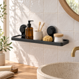 Repisa organizadora de baño instalado en un baño contemporáneo