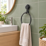 Toallero de aro con ventosa instalado en un baño contemporáneo