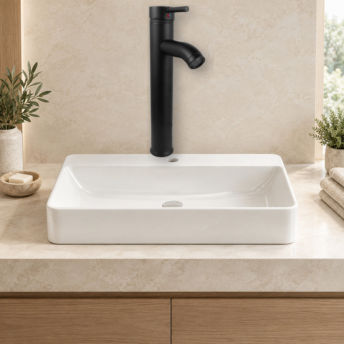 Mezclador alto para lavamanos en acero negro con manija de zinc instalado en baño claro