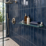 Repisa de vidrio con soportes de aluminio plateado ambientada en baño, vista amplia