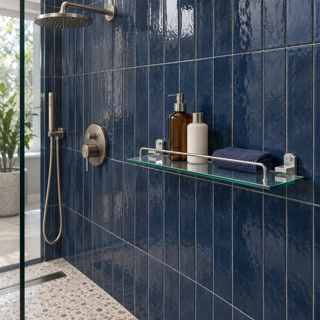 Repisa de vidrio con soportes de aluminio plateado ambientada en baño, vista amplia