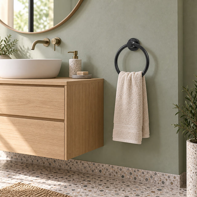 Toallero tipo aro negro instalado en un baño contemporáneo