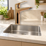 Mezclador para lavamanos en bronce con manija de zinc dorada instalado en ambiente claro