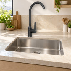 Mezclador de cocina en acero inoxidable negro con manija en zinc