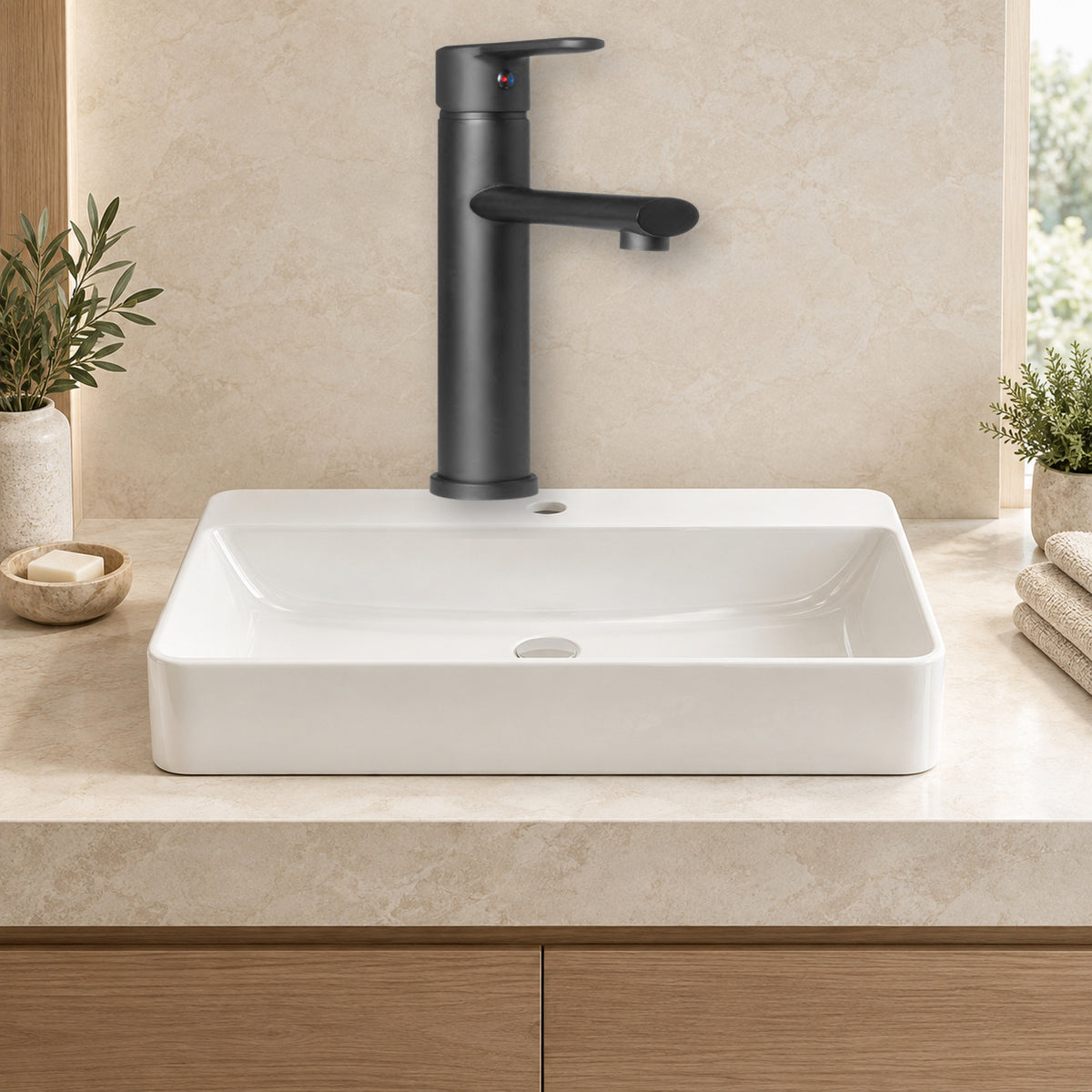 Mezclador para lavamanos en acero negro con manija de zinc instalado en baño claro
