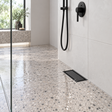 rejilla invisible de piso en acero negro de 10 por 20 centímetros instalada en baño contemporáneo, vista amplia