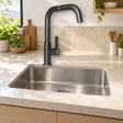 Llave sencilla de pared en acero gris con manija de ABS instalada en cocina clara