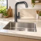 Llave sencilla de pared en acero gris con manija de ABS instalada en cocina clara