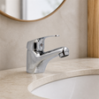 Grifería monocontrol Colomba cromada instalada en lavamanos de baño contemporáneo