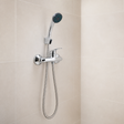 Grifería Colomba con teleducha y flexible completo en una ducha