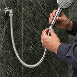 Acercamiento instalado con persona — Manguera Flexible y Elongable para Ducha de 1,5 m Cromada