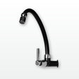 Llave sencilla de pared Onyx en ABS negro instalada en cocina clara