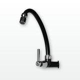 Llave sencilla de pared Onyx en ABS negro instalada en cocina clara