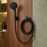 Detalle de manguera flexible negra para teleducha de 2 m instalado
