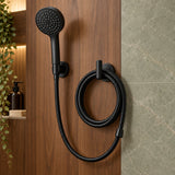 Detalle de manguera flexible negra para teleducha de 2 m instalado