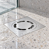 Rejilla de piso con diseño circular instalada, vista cercana