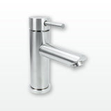 Mezclador para lavamanos en acero inoxidable satinado instalado en baño claro