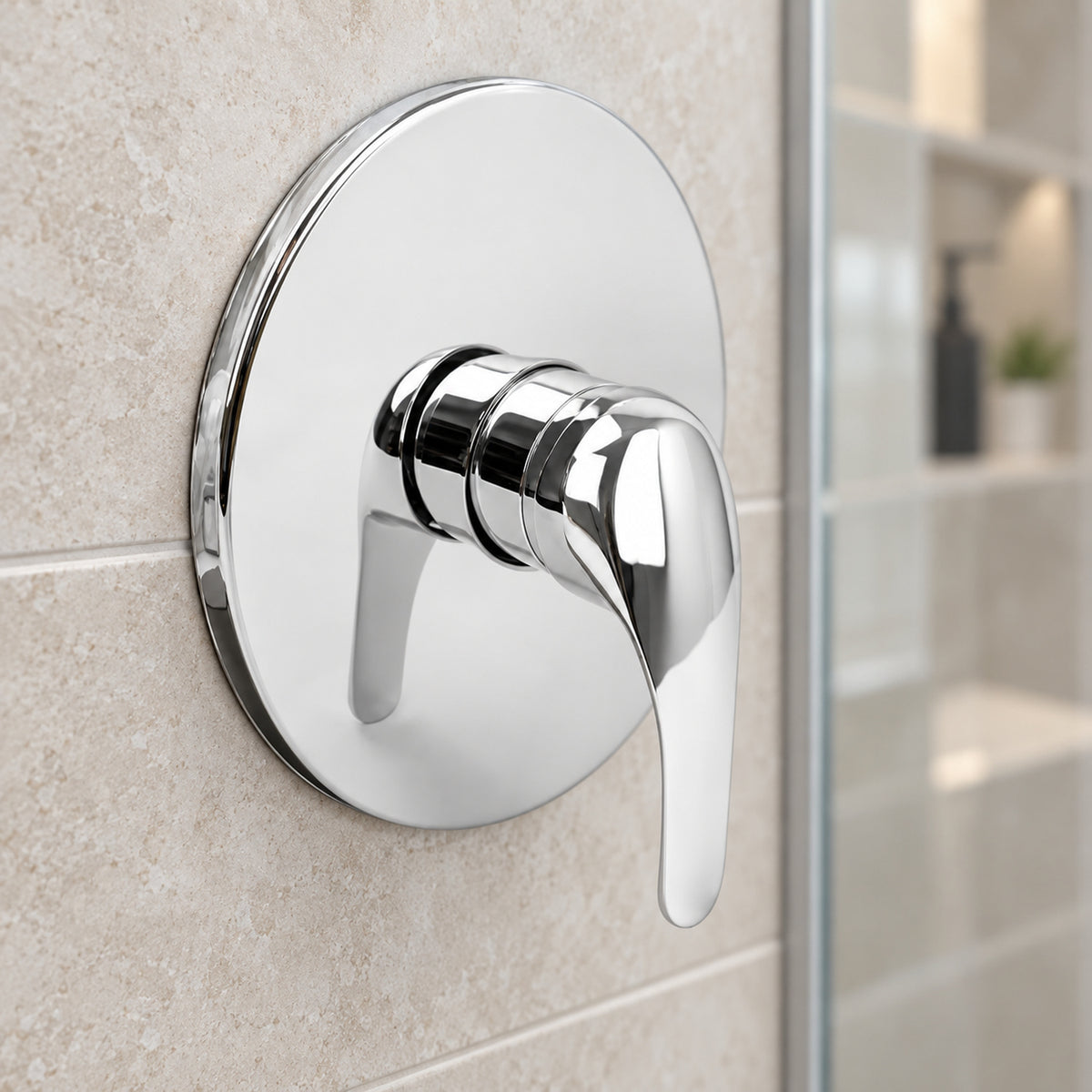 Registro monocontrol para ducha con escudo redondo en acero inoxidable en acercamiento instalado