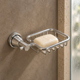 Jabonera de rejilla en aluminio cromado con base redonda ambientada en baño, vista cercana