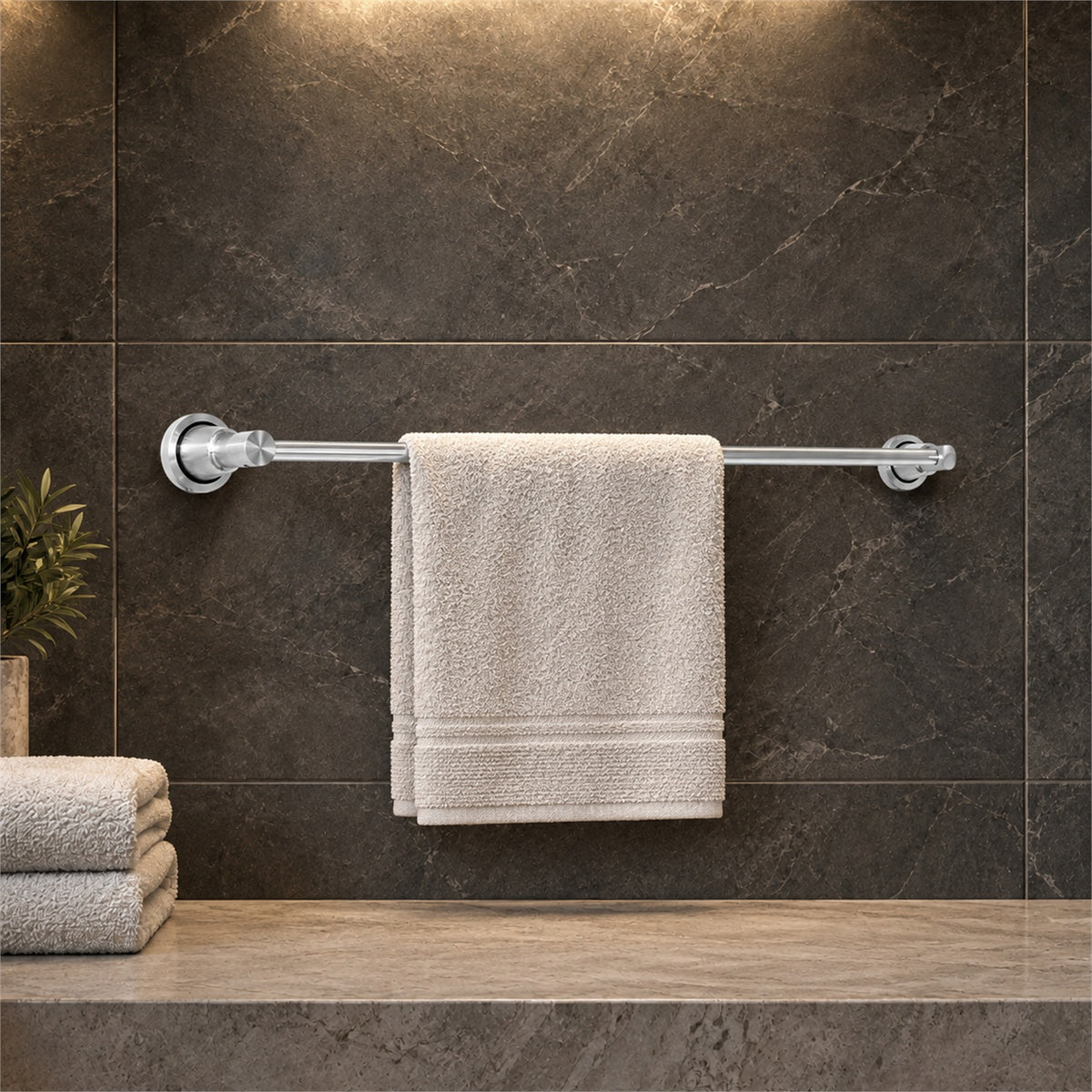 Toallero de barra sencilla de 60 cm en aluminio cromado ambientado en baño, vista cercana