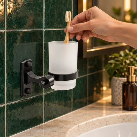 Portavaso mural en aluminio negro con vaso blanco