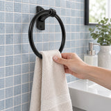 Acercamiento de toallero tipo aro negro con base rectangular