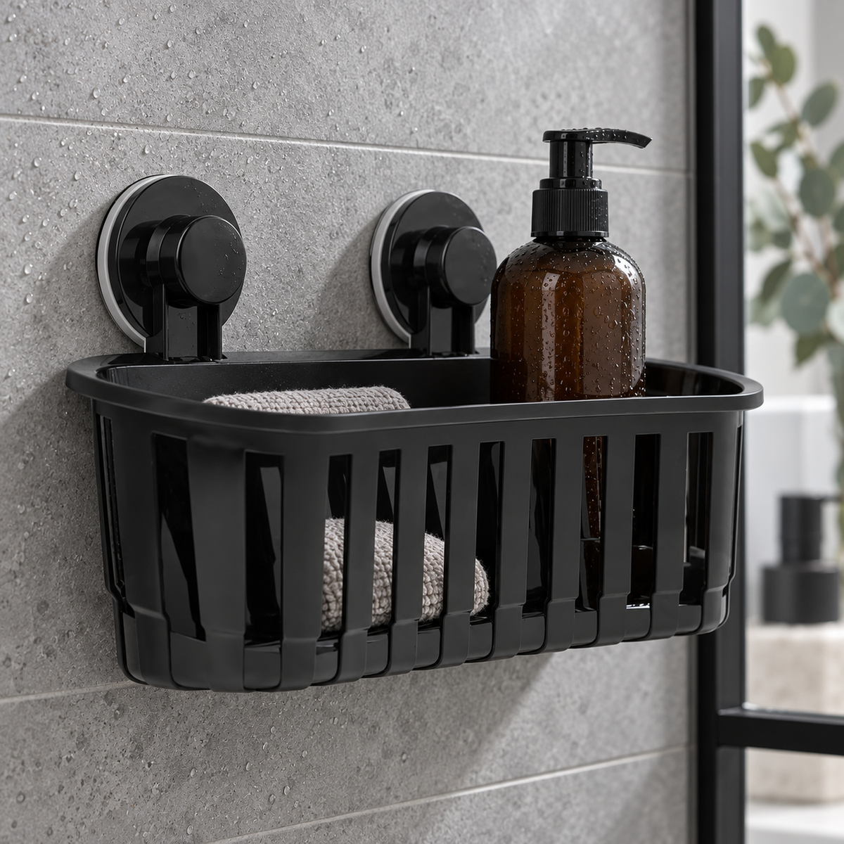 Vista cercana de organizador sencillo de baño instalado con escala realista