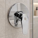 Registro monocontrol para ducha en ABS cromado con escudo redondo en acercamiento instalado