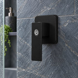 Registro sencillo negro con escudo cuadrado vista cercana instalada