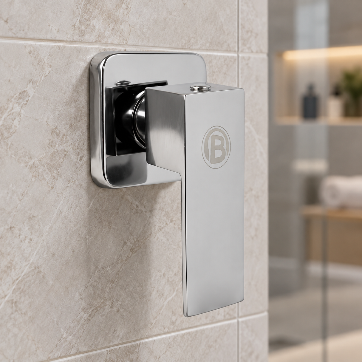 Registro sencillo para ducha de agua fría con escudo cuadrado cromado en acercamiento instalado