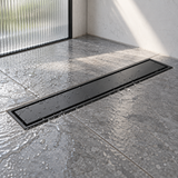 vista cercana de rejilla invisible de piso en acero negro de 10 por 50 centímetros instalada en piso húmedo