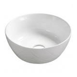Lavamanos Argyle blanco esmaltado con relieve exterior de rombos sobre fondo blanco.
