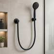 Flexible negro para ducha instalado con teleducha y salida mural compatibles no incluidas