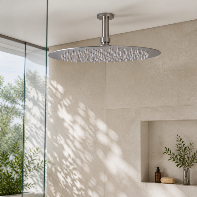 Cabezal de Ducha Circular de 10 Pulgadas en Acero Inoxidable instalado en un ambiente moderno y bien iluminado