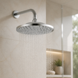 Cabeza de Ducha Redonda Cromada en ABS de 8 Pulgadas instalado en un ambiente moderno y bien iluminado