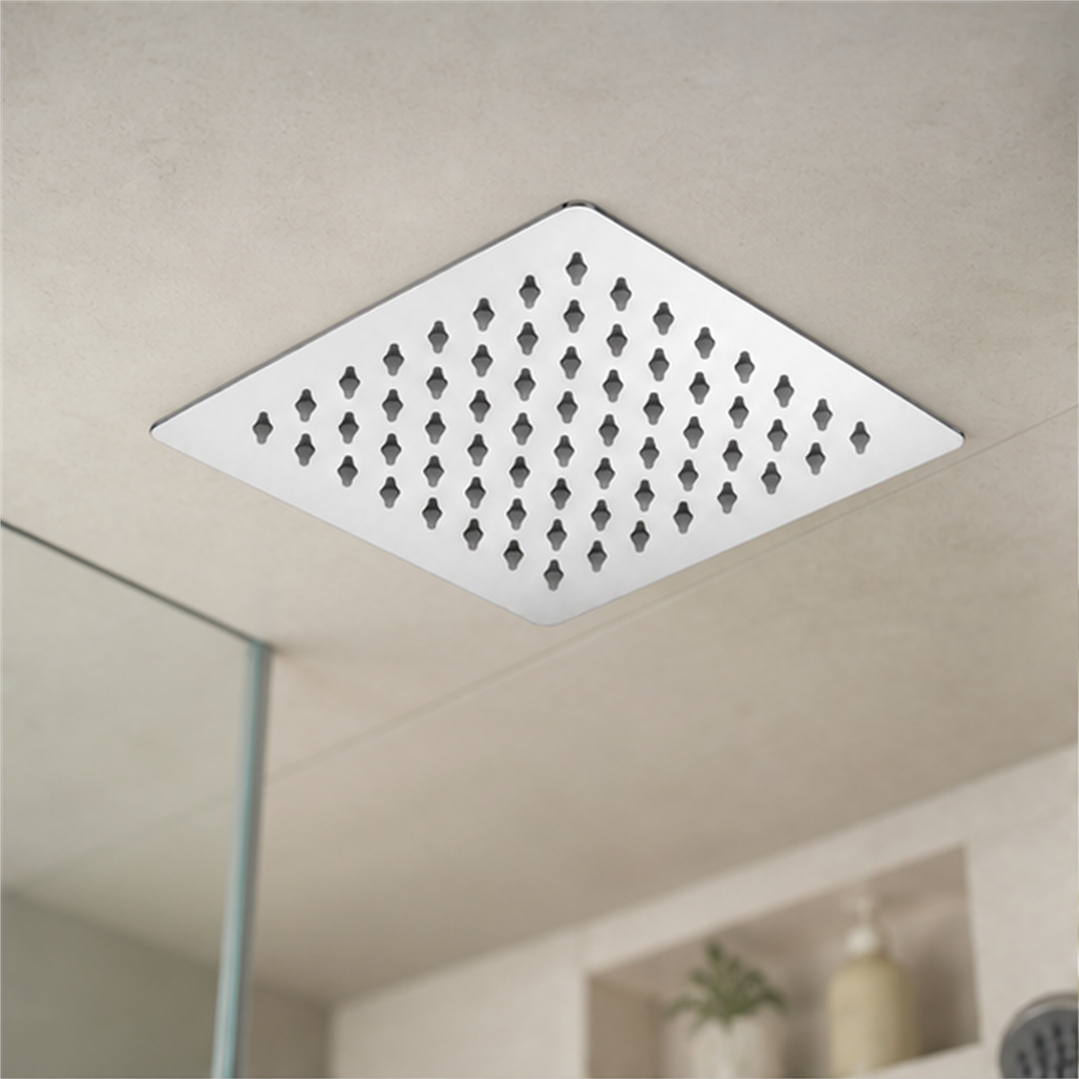 Cabezal de ducha cuadrado cromado de 6 pulgadas instalado en un baño claro