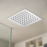 Cabezal de ducha cuadrado cromado de 6 pulgadas instalado en un baño claro