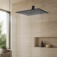 Cabezal de Ducha Cuadrado Negro de 10 Pulgadas instalado en un ambiente moderno y bien iluminado