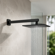 Brazo de Ducha Negro de Acero Inoxidable de 40 cm instalado en un ambiente moderno y bien iluminado