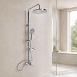 Columna de ducha circular cromada instalada en baño claro con agua desde el plato superior