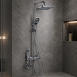 Columna de ducha gunmetal instalada en un baño oscuro contemporáneo