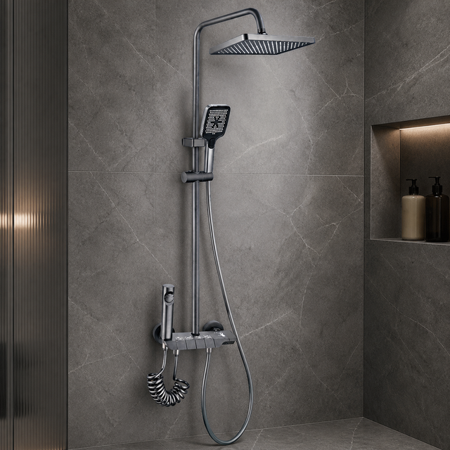 Columna de ducha gunmetal instalada en un baño oscuro contemporáneo