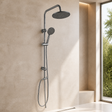 Columna de ducha simple cromada instalada en un baño moderno