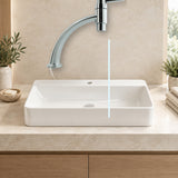 producto instalado sobre lavamanos con agua saliendo