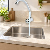 FA12164: producto instalado sobre lavaplatos con agua saliendo