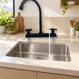 FA25022: producto instalado sobre lavaplatos con agua saliendo