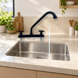 FA25023: producto instalado sobre lavaplatos con agua saliendo